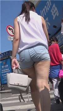 街拍高腰牛仔热裤苹果臀美眉 [661 MB]