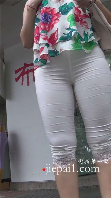 街拍肉臀白色紧身裤美少妇，花高跟更显韵味 [1.05 GB]