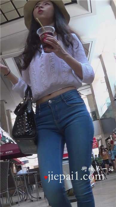 街拍靓丽紧身蓝牛美女小姐姐，天使的脸蛋 [1.03 GB]