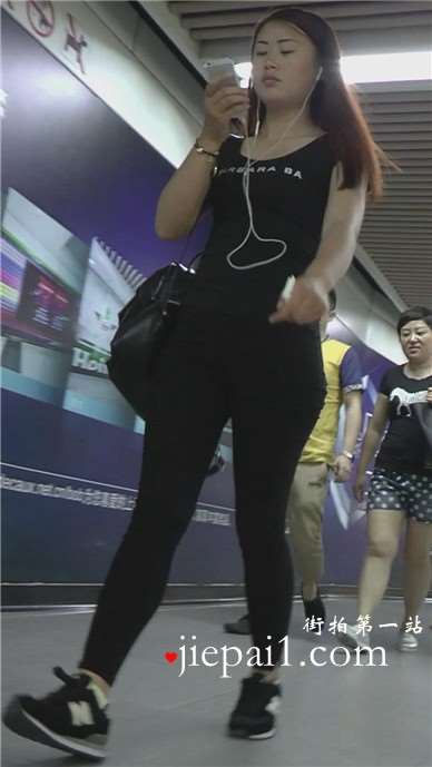 街拍紧身黑裤听歌的美女 [1.54 GB]