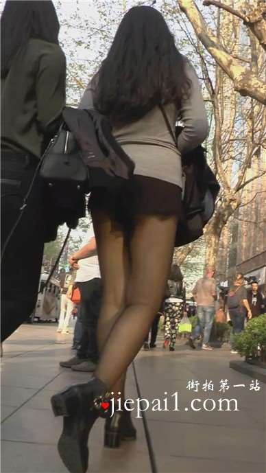 街拍紧身宽臀黑牛美女跟齐B短裙黑丝性感闺蜜[2.09 GB]