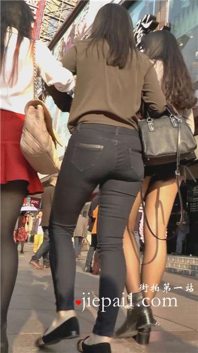 街拍紧身宽臀黑牛美女跟齐B短裙黑丝性感闺蜜[2.09 GB]