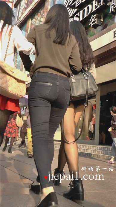 街拍紧身宽臀黑牛美女跟齐B短裙黑丝性感闺蜜[2.09 GB]