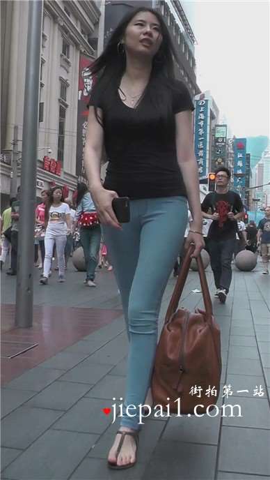 街拍紧身蓝牛丰满圆臀漂亮MM [815 MB]