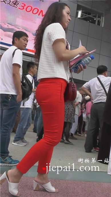 街拍红裤美臀性感美女街头做调查 [676 MB]