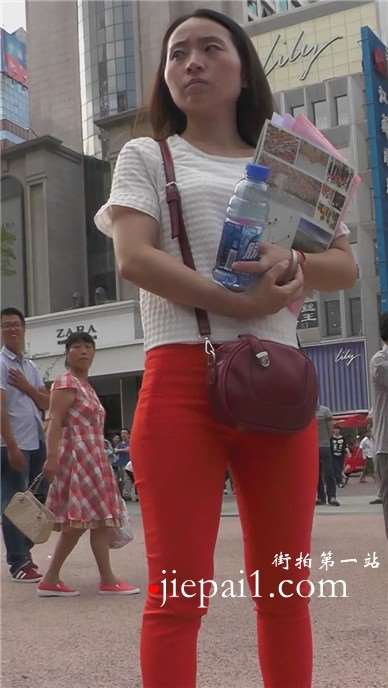 街拍红裤美臀性感美女街头做调查 [676 MB]