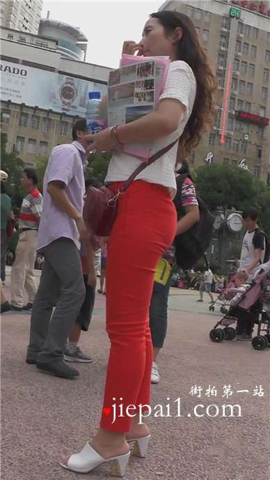 街拍红裤美臀性感美女街头做调查 [676 MB]
