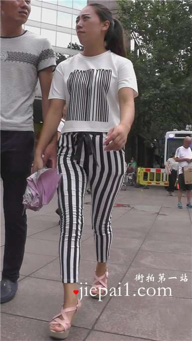 街拍紧身圆臀条纹裤马尾辫美少妇 [694 MB]