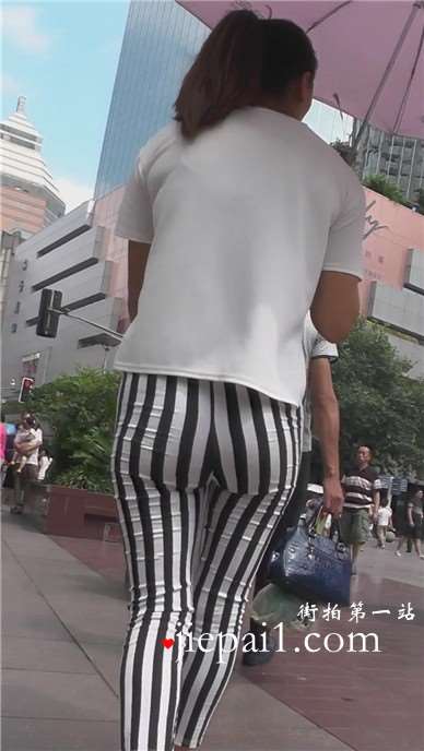 街拍紧身圆臀条纹裤马尾辫美少妇 [694 MB]