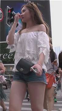 街拍牛仔短裤圆臀美腿妹子跟姐妹逛街 [371 MB]