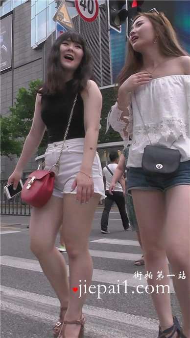街拍牛仔短裤圆臀美腿妹子跟姐妹逛街 [371 MB]