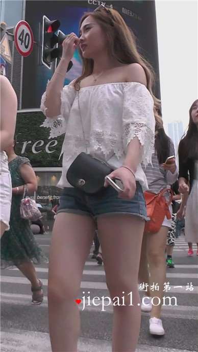 街拍牛仔短裤圆臀美腿妹子跟姐妹逛街 [371 MB]