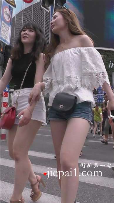 街拍牛仔短裤圆臀美腿妹子跟姐妹逛街 [371 MB]
