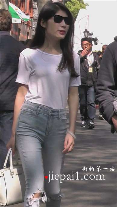 街拍红色小高跟蓝牛好身材超酷的墨镜美女 [666 MB]