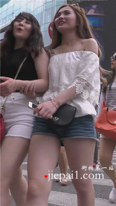 街拍牛仔短裤圆臀美腿妹子跟姐妹逛街 [371 MB]