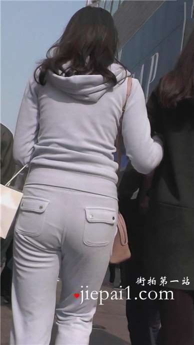 街拍甜美知性好身材运动装美女姐姐 [974 MB]
