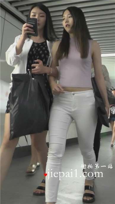 街拍圆润美臀的紧身白裤美眉 [425 MB]