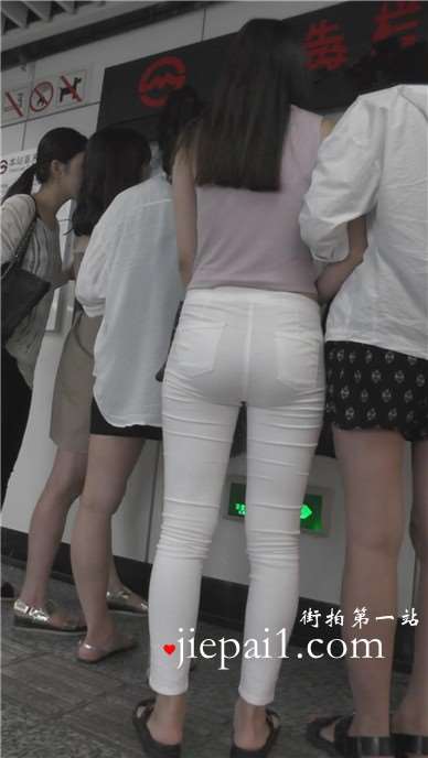 街拍圆润美臀的紧身白裤美眉 [425 MB]
