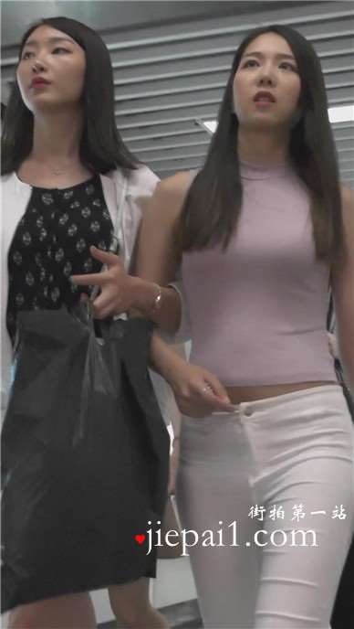 街拍圆润美臀的紧身白裤美眉 [425 MB]