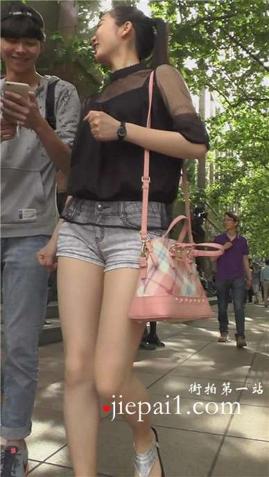 街拍马尾辫清纯美腿热裤MM [520 MB]