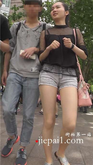 街拍马尾辫清纯美腿热裤MM [520 MB]