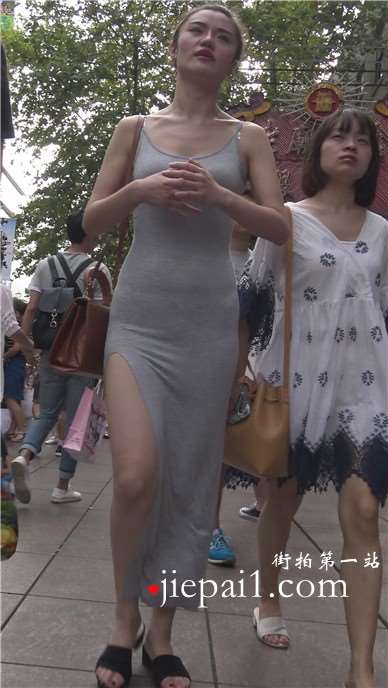 4k-跟闺蜜逛街的纯棉贴身长裙高挑大美女 [1.70 GB]