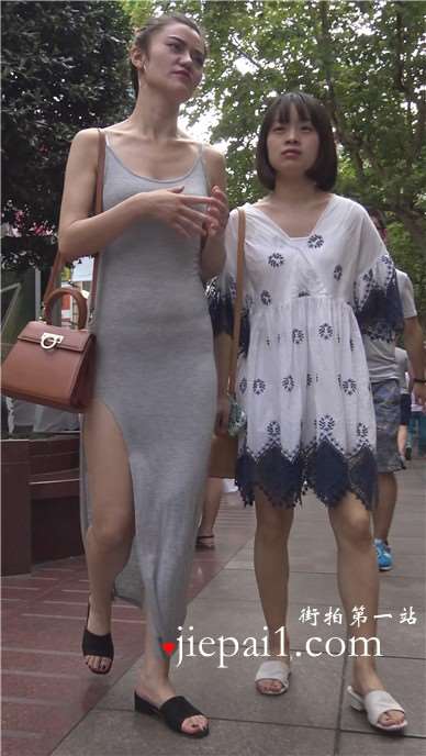 4k-跟闺蜜逛街的纯棉贴身长裙高挑大美女 [1.70 GB]