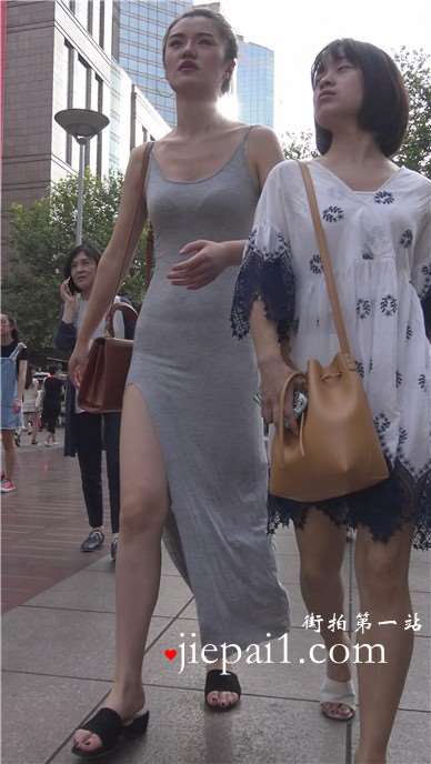 4k-跟闺蜜逛街的纯棉贴身长裙高挑大美女 [1.70 GB]