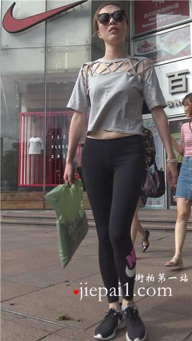 4k-紧身瑜伽裤耐克运动鞋的清纯墨镜女孩 [2.22 GB]
