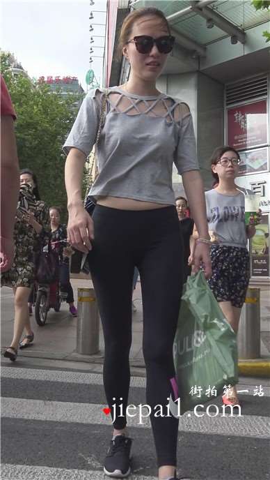 4k-紧身瑜伽裤耐克运动鞋的清纯墨镜女孩 [2.22 GB]