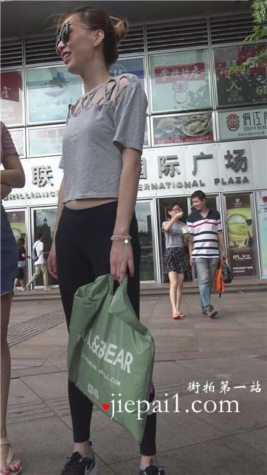 4k-紧身瑜伽裤耐克运动鞋的清纯墨镜女孩 [2.22 GB]