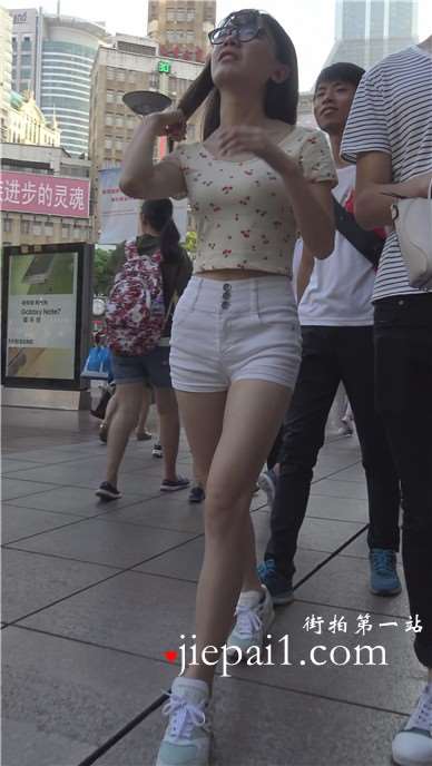 4k-超短白热裤美腿运动鞋带眼镜的女孩 [1.31 GB]