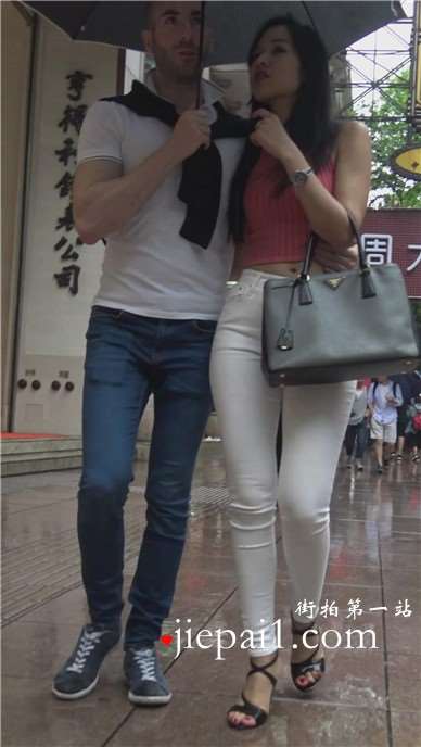 4k-雨天拍摄搂腰逛街的美臀白裤老外情侣 [1.83 GB]