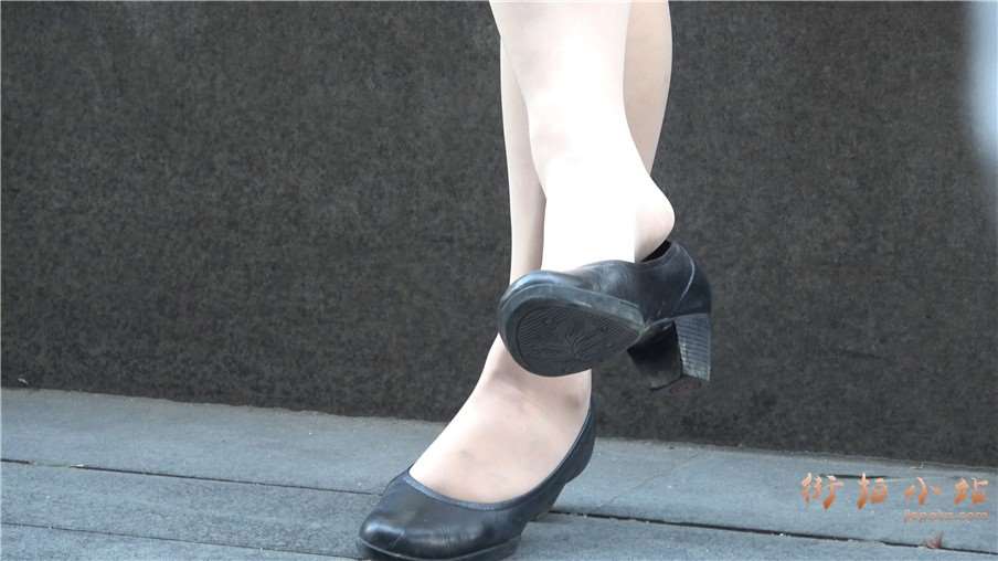 4k-花圃边玩手机凉丝足的制服街拍美女