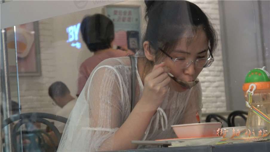4k-用餐的米色鞋裸足美甲