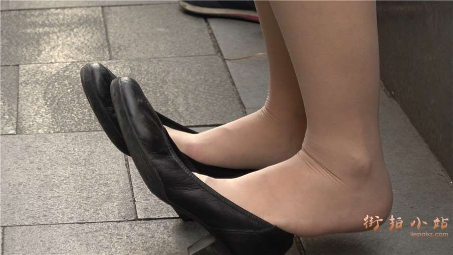 4k-花圃边玩手机凉丝足的制服街拍美女