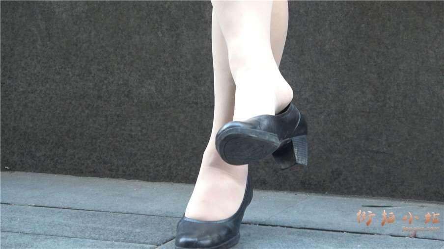4k-花圃边玩手机凉丝足的制服街拍美女
