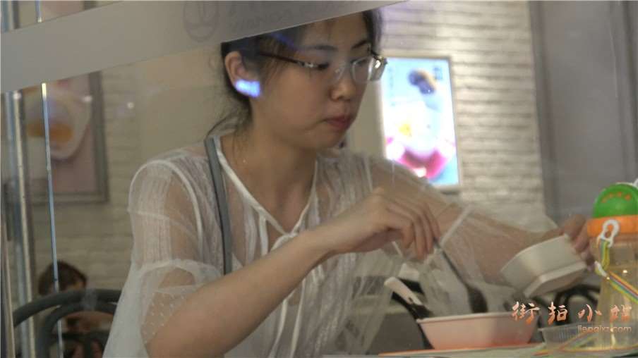 4k-用餐的米色鞋裸足美甲