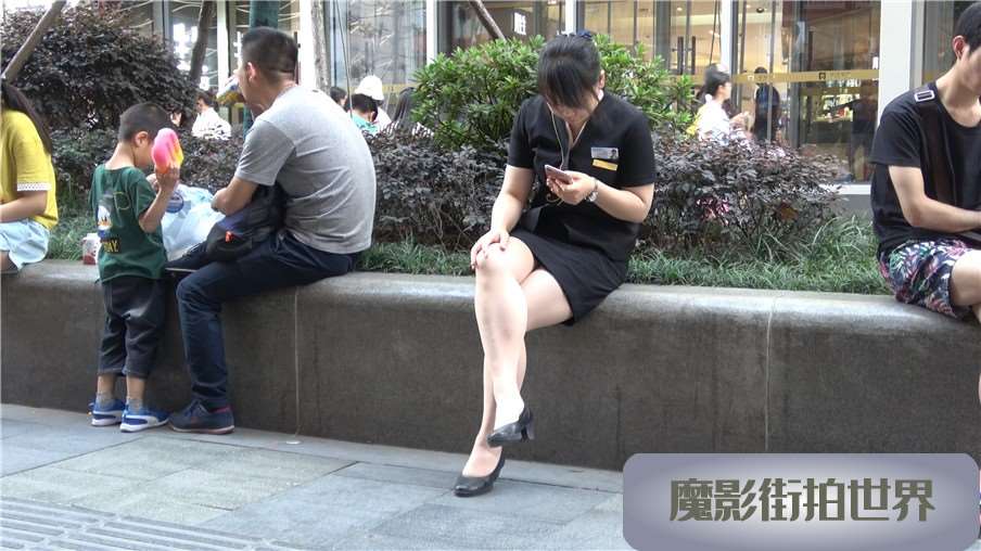 4k-花圃边玩手机凉丝足的制服街拍美女