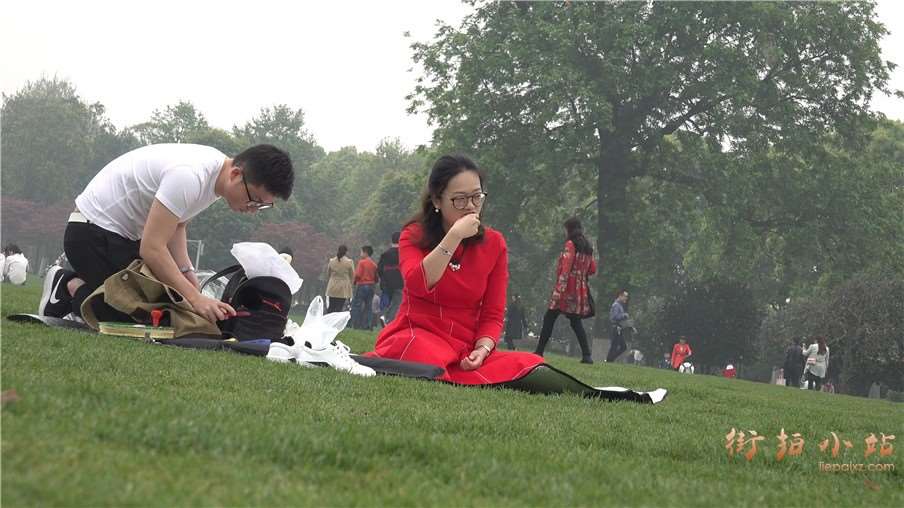 4k-极品黑丝红色连衣裙眼镜美少妇