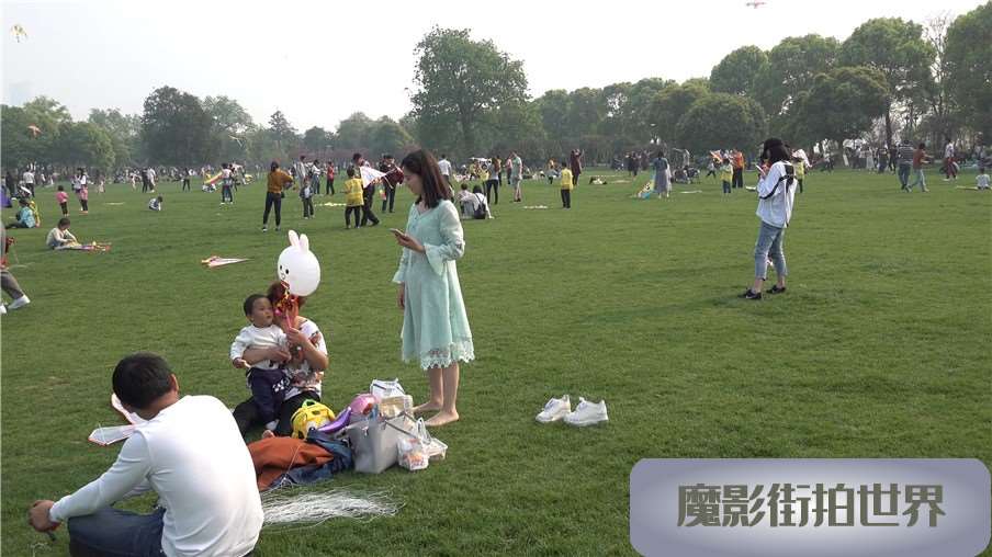 4k-连衣裙肉丝美足美女草地上放风筝