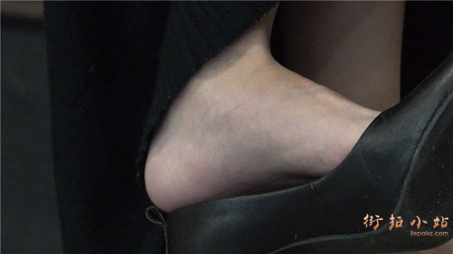 4k-极品黑色高跟鞋裸足街拍美女
