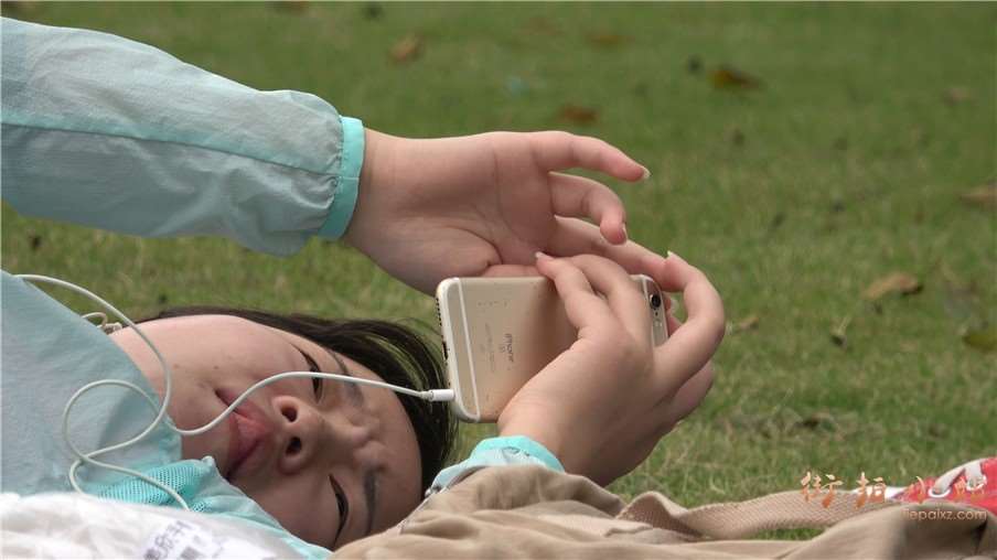 4k-公园草地上听歌的丝袜美足少女