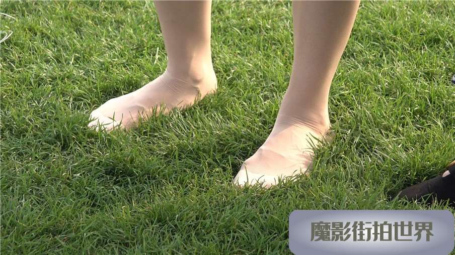 4k-连衣裙肉丝美足美女草地上放风筝