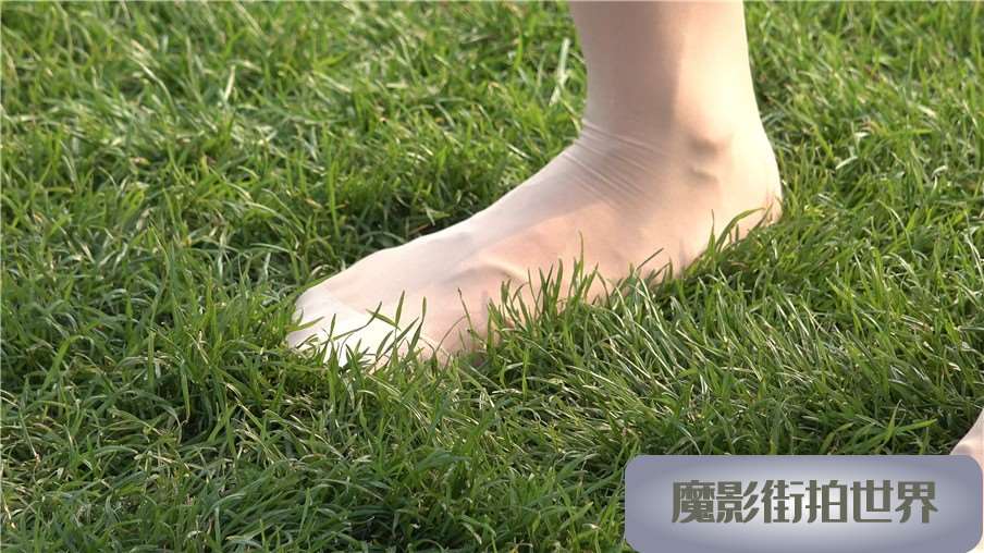 4k-连衣裙肉丝美足美女草地上放风筝