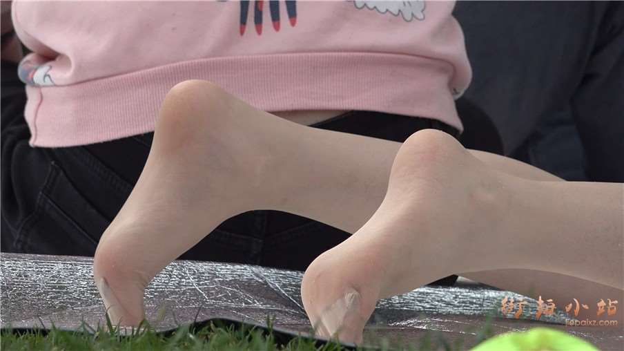 4k-连衣裙丝袜美足少妇草地上嬉闹