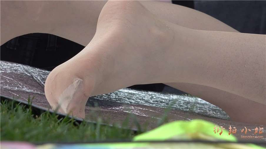 4k-连衣裙丝袜美足少妇草地上嬉闹