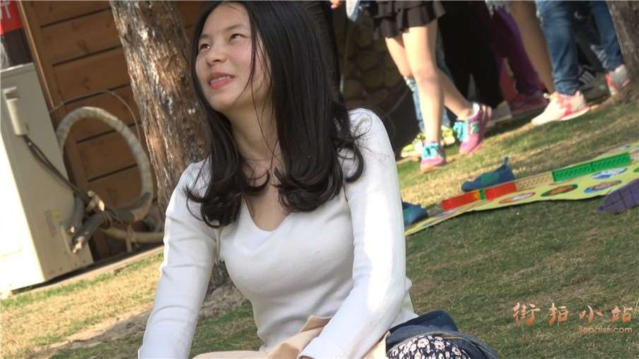 4k-甜美碎花裙裸足街拍美女跟男友嬉闹