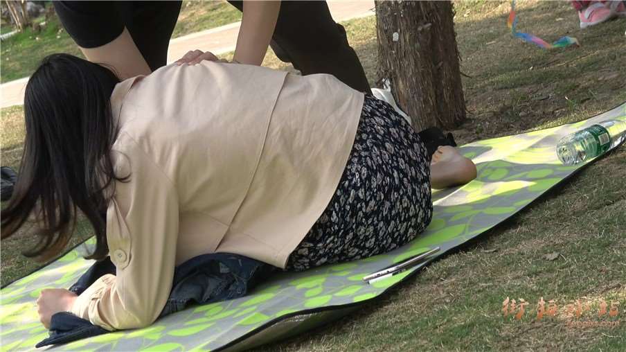 4k-甜美碎花裙裸足街拍美女跟男友嬉闹