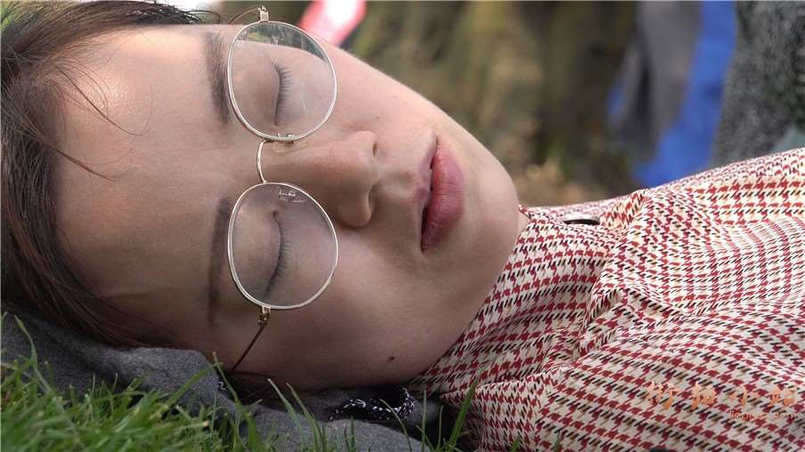 4k-眼镜丝袜美足少妇第二集